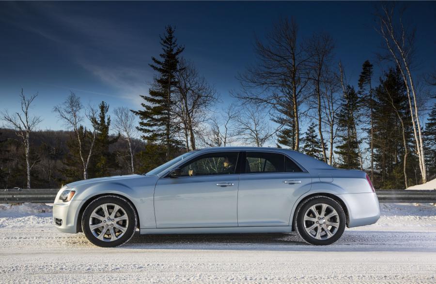  Chrysler 300C Glacier Edition 2013 года  (фото 21 из 31)
